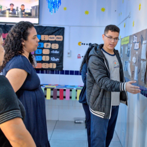 Alunos do Colégio Natureza Cotia em aula prática de inglês bilíngue